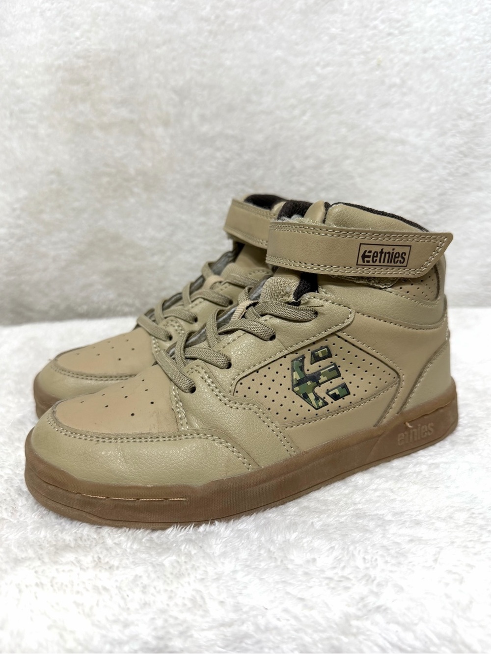 Etnies Marana Mid kids' skate shoes tan and camo logo size 1